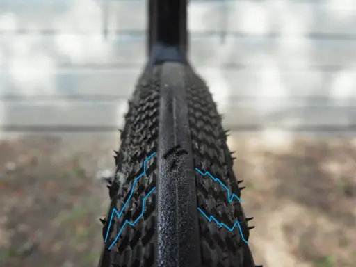 Agresywny bieżnik opony rowerowej, idealny do roweru crossowego. Zastanawiasz się, jakie opony do roweru crossowego wybrać? Ten model zapewni przyczepność.