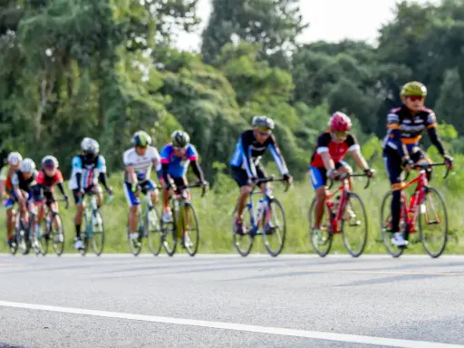 Kolarze ścigają się w maratonie rowerowym. Ile km jeszcze do mety?