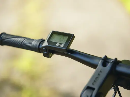Nowoczesne gadżety do roweru: wyświetlacz Bafang na kierownicy pokazuje 0.0 km/h, gotowy na nową przygodę.
