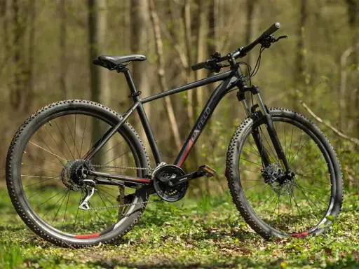 Czarny rower górski Oxfeld XC-6 gotowy na leśne ścieżki.
