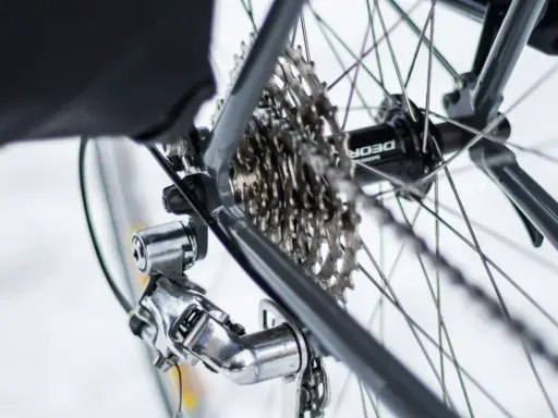 Błyszczący napęd w rowerze: przerzutka Shimano Deore i kasetka zębatek. Gotowy na każdą trasę.
