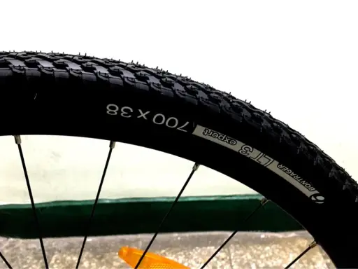 Opony 29 cali na asfalt, model Bontrager LT3 Expert 700x38, gotowe na miejskie trasy.