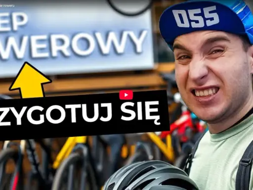 Mężczyzna w czapce z daszkiem "055" w sklepie rowerowym. Napis "PRZYGOTUJ SIĘ" i "SKLEP ROWEROWY" sugerują, na co zwrócić uwagę przy zakupie roweru.
