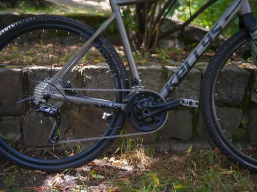 Rower gravel z napędem GRX, gotowy na wyzwania. Czy poradzi sobie na trasie MTB?