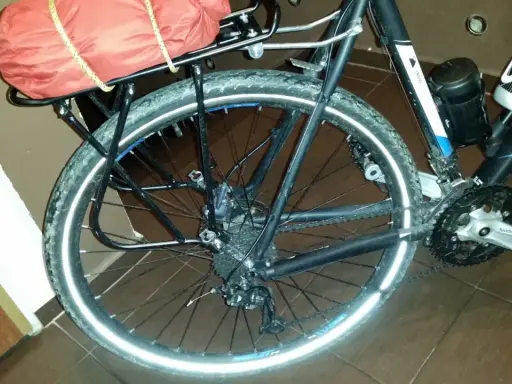 Bagażnik rowerowy z sakwą, gotowy do montażu. Dowiedz się, jak zamontować bagażnik tylny do roweru.