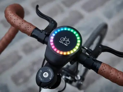 Nowy, okrągły wyświetlacz na kierownicy roweru z tęczowym podświetleniem i napisem "Let's ride!". Idealny do pomiaru prędkości, dystansu i innych parametrów, jak sigma rozmiar koła.
