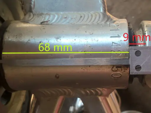 Pomiar szerokości mufy suportu (68 mm) i grubości podkładki (9 mm) pomoże Ci dobrać suport do roweru.