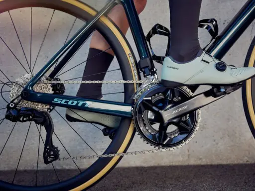 Rower Scott z grupą osprzętu Shimano 105 szosa. Widoczny mechanizm korbowy, przerzutka tylna i kaseta.