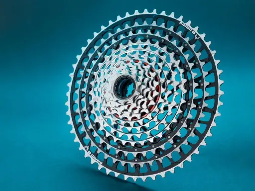 Kaseta rowerowa SRAM z szerokim zakresem przełożeń, zapewniająca optymalną pojemność przerzutki na każdym terenie.