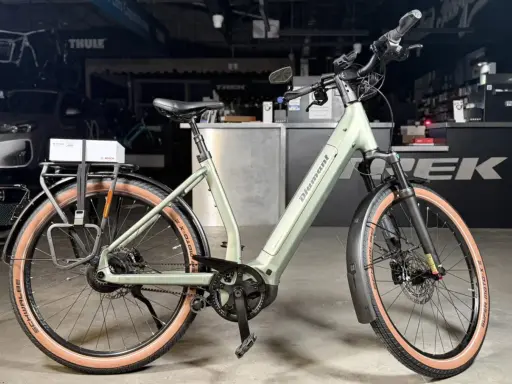 Stylowy, zielony rower elektryczny Diamant z bagażnikiem i ładowarką Bosch. Idealny na miejski trek 1120.