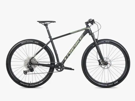 Czarny rower górski Unibike Evo z zielonymi akcentami, oponami Schwalbe Racing Ralph i Ray, gotowy na przygodę.
