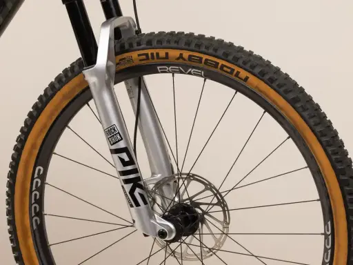 Amortyzatory Rock Shox Pike Ultimate, z klasyfikacją dla wymagających tras. Opona Schwalbe Nobby Nic.