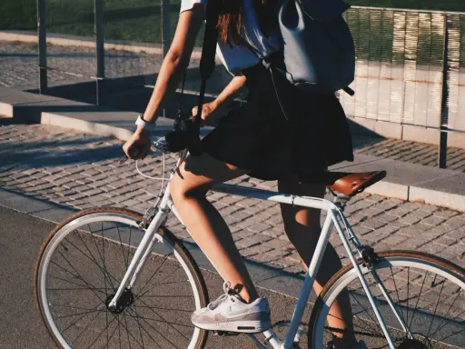 Dziewczyna na rowerze, kupno roweru bez umowy było świetnym pomysłem. Słońce, wolność i nowy jednoślad.