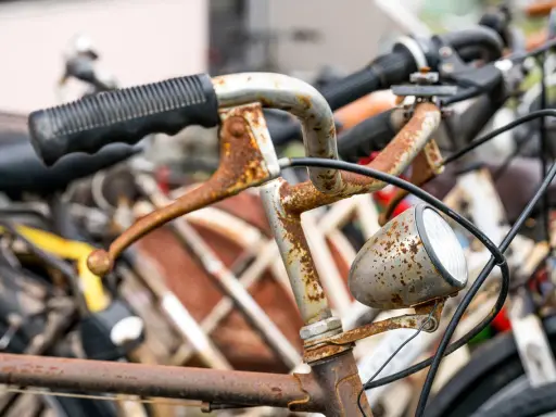 Rdzawe kierownice i lampka starego roweru. Zastanawiasz się, gdzie oddać stary rower?
