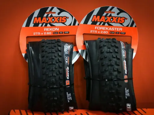 Dwie opony rowerowe Maxxis Rekon i Forekaster, obie o szerokości opony 2.60.