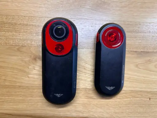 Dwa urządzenia Garmin: radar rowerowy z kamerą i lampka rowerowa.