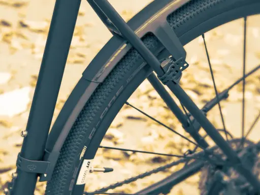 Błotniki rowerowe do jazdy po szutrze, chroniące przed błotem i kamieniami.