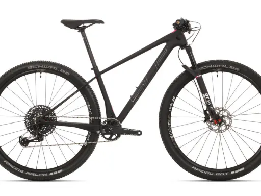 Czarny rower górski SLP z hamulcami tarczowymi i oponami Schwalbe Racing Ralph. Model superior xp 969 gotowy na wyzwania.