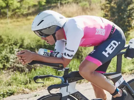 Kolarz w aerodynamicznej pozycji, z bidonem 226ERS. Czy izotonik to energetyk? To pytanie zadaje sobie wielu sportowców.