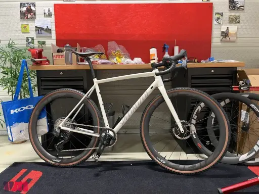 Biały rower gravelowy z napędem SRAM Rival XPLR eTap AXS gotowy do przygody.