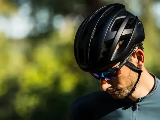 Mężczyzna w czarnym kasku rowerowym Canyon i okularach przeciwsłonecznych, gotowy na jazdę. Jaki kask na rower wybrać? Ten wygląda świetnie!
