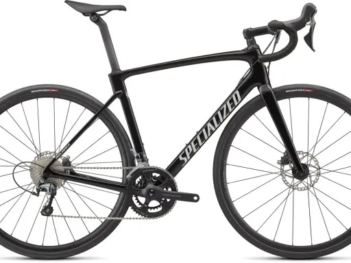 Elegancki, czarny rower szosowy endurance Specialized z tarczami hamulcowymi i napędem Shimano. Idealny na długie trasy.