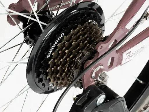 Kaseta Shimano 7-biegowa, widoczna na rowerze. Tabela kompatybilności Shimano pomoże dobrać odpowiednie części.