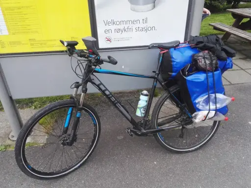 Rower górski Cube z sakwami i butelkami, idealny na asfalt. Opony z bieżnikiem sprawdzają się na każdej nawierzchni.