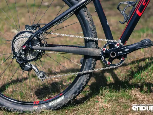 Napęd 1x10 w rowerze górskim z kasetą Shimano Deore i zębatką Narrow-Wide.