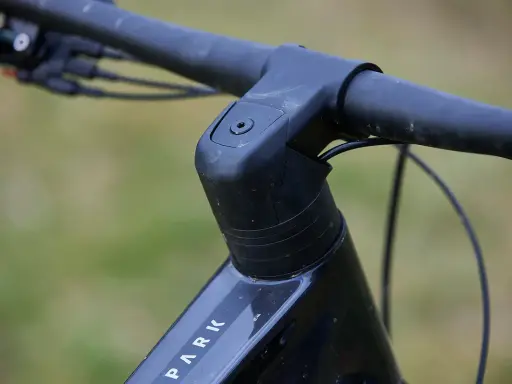 Czarne kierownica i mostek roweru Scott Spark 940. Widoczny fragment ramy z napisem "SPARK".
