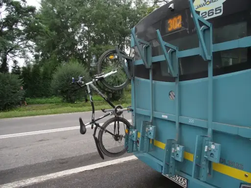 Rower zamontowany na bagażniku autobusu. Czy za rower w autobusie trzeba płacić? Zależy od przewoźnika.