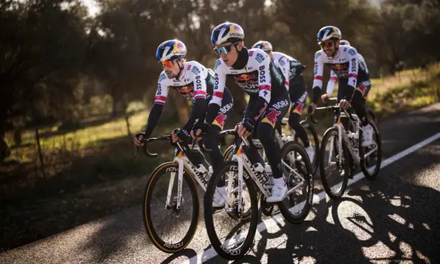Kolarze BORA-hansgrohe w akcji podczas Giro d'Italia, skupieni na drodze, gotowi na wyzwania.