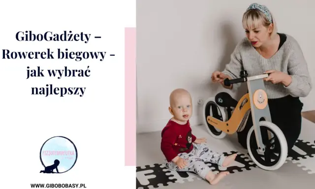 Mama pokazuje dziecku pierwszy rowerek biegowy.