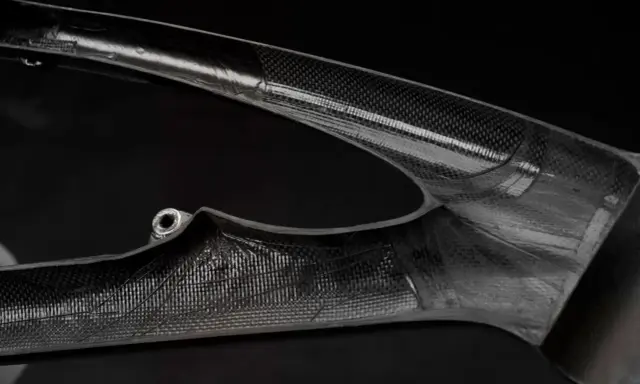 Wyjątkowa rama karbonowa, lekka i wytrzymała, w kontraście do tradycyjnej ramy aluminiowej.