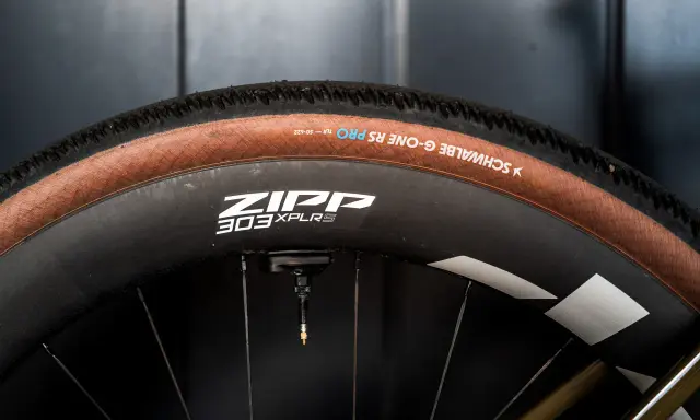 Koło rowerowe Zipp 303 z oponą Schwalbe G-One RS, gotowe na każdą nawierzchnię.
