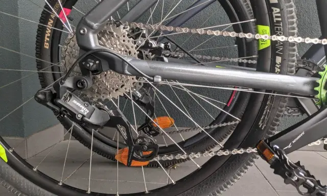 Tylna przerzutka SRAM X3 i kaseta z 8 zębatkami tworzą prosty, ale skuteczny napęd 1x8. Idealny do miejskich przejażdżek.