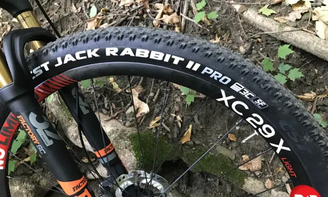 Opona CST Jack Rabbit II Pro 29x na rowerze górskim, gotowa na teren.