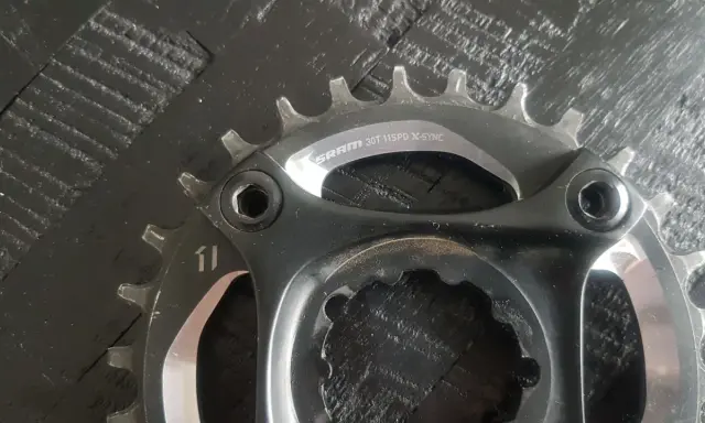 Zębatka SRAM 30T 11SPD X-SYNC, gotowa na wyzwania szlaków.