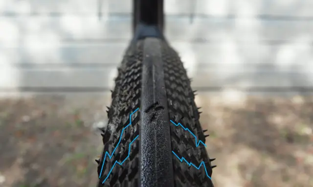 Agresywny bieżnik opony rowerowej, idealny do roweru crossowego. Zastanawiasz się, jakie opony do roweru crossowego wybrać? Ten model zapewni przyczepność.