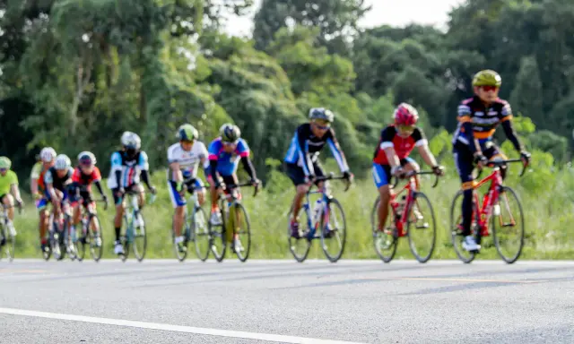 Kolarze ścigają się w maratonie rowerowym. Ile km jeszcze do mety?