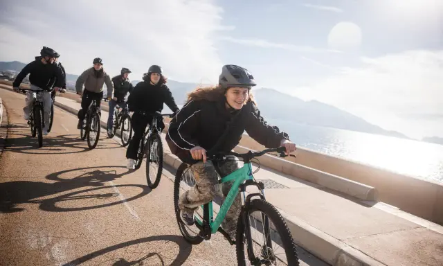 Grupa przyjaciół na rowerach cieszy się słonecznym dniem. Ich wspólny coffee ride nad morzem to idealny sposób na aktywny wypoczynek.
