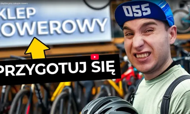 Mężczyzna w czapce z daszkiem "055" w sklepie rowerowym. Napis "PRZYGOTUJ SIĘ" i "SKLEP ROWEROWY" sugerują, na co zwrócić uwagę przy zakupie roweru.