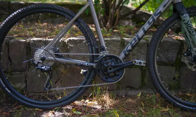 Rower gravel z napędem GRX, gotowy na wyzwania. Czy poradzi sobie na trasie MTB?