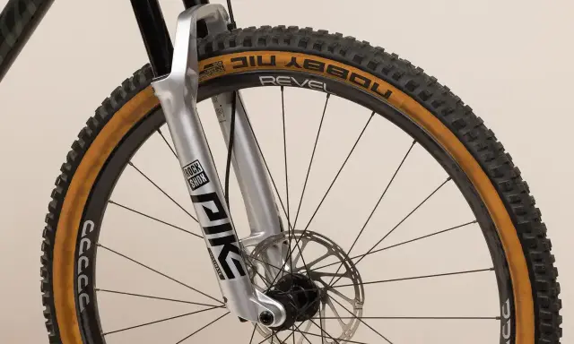 Amortyzatory Rock Shox Pike Ultimate, z klasyfikacją dla wymagających tras. Opona Schwalbe Nobby Nic.