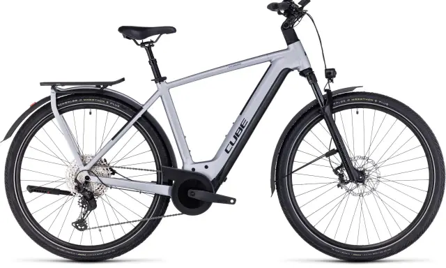 Srebrny rower elektryczny Cube Kathmandu, idealny jako rower dla grubasa, z bagażnikiem i błotnikami.