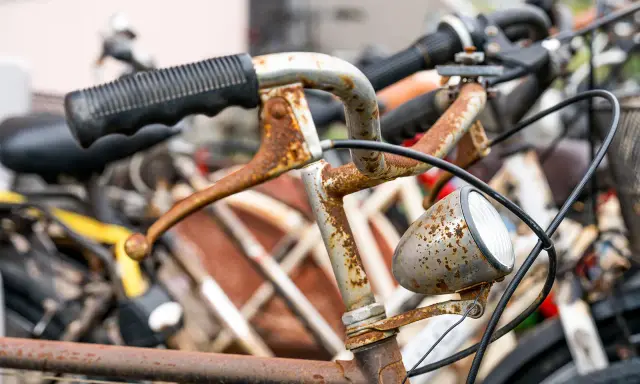 Rdzawe kierownice i lampka starego roweru. Zastanawiasz się, gdzie oddać stary rower?