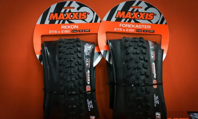 Dwie opony rowerowe Maxxis Rekon i Forekaster, obie o szerokości opony 2.60.
