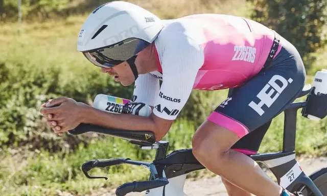 Kolarz w aerodynamicznej pozycji, z bidonem 226ERS. Czy izotonik to energetyk? To pytanie zadaje sobie wielu sportowców.