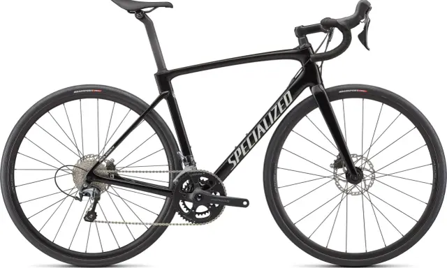 Elegancki, czarny rower szosowy endurance Specialized z tarczami hamulcowymi i napędem Shimano. Idealny na długie trasy.