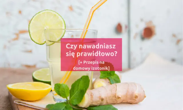 Szklanka z napojem, plasterki cytryny, limonki, imbir i mięta. Czy nawadniasz się prawidłowo? [Przepis na domowy izotonik]